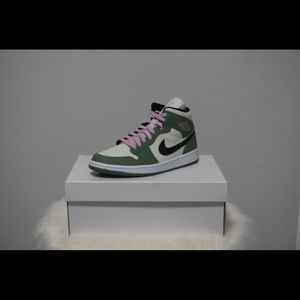 Jordan 1 Mid SE “Dutch Green”